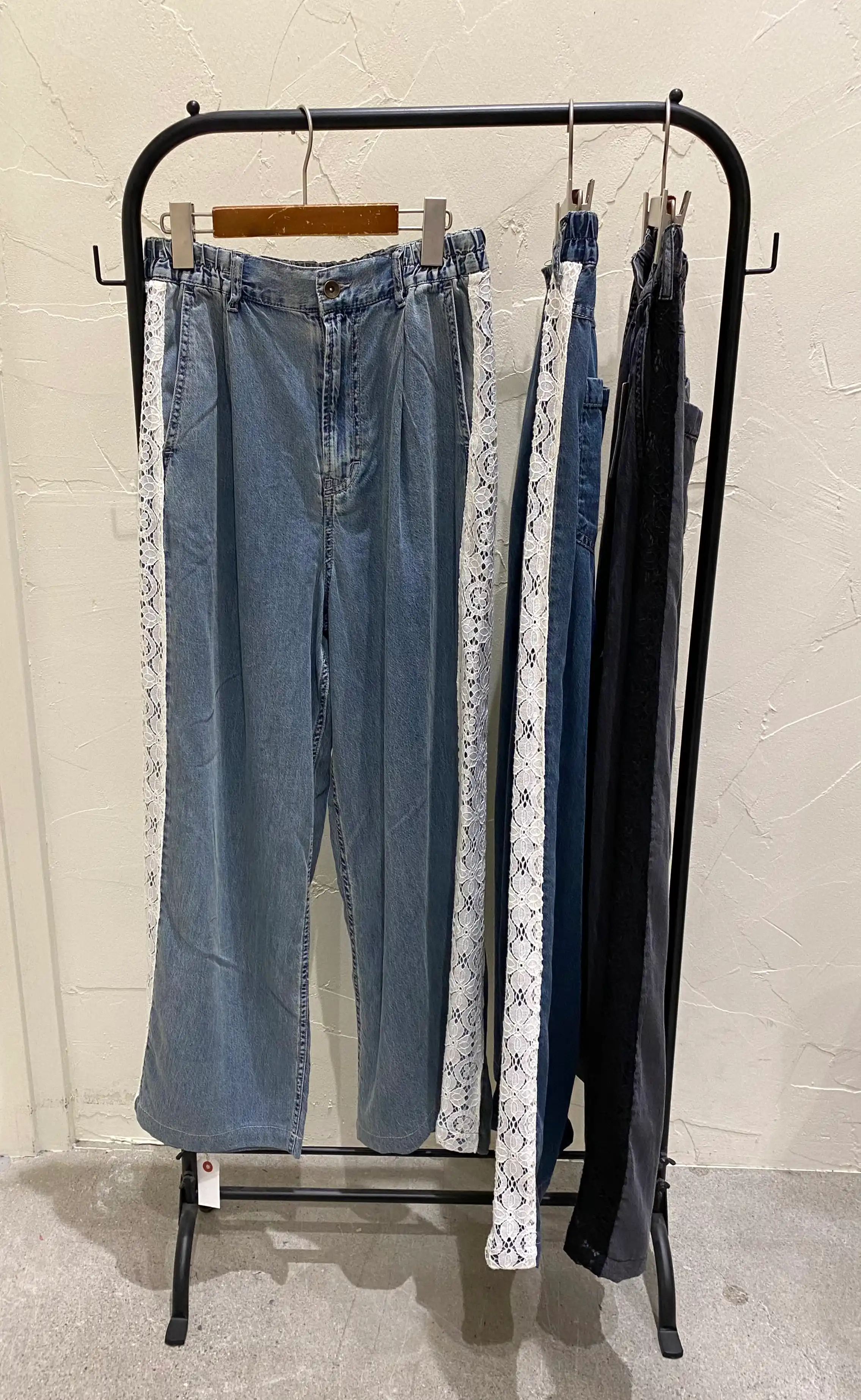 レースとデニムの主役級デニムパンツが登場!!