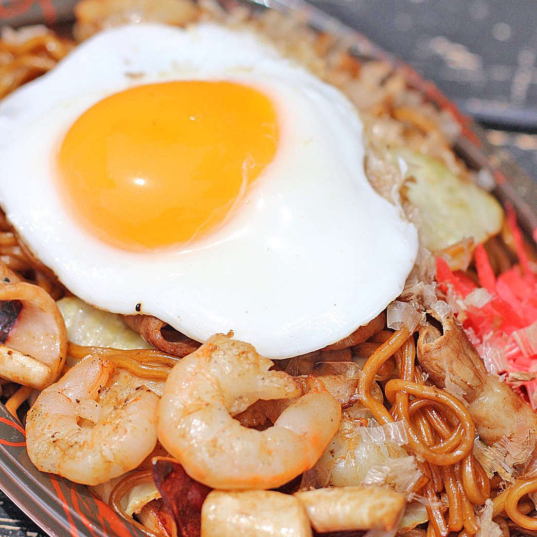 火曜市　限定 ●ミックス焼きそば 本体価格500円（税込540円）