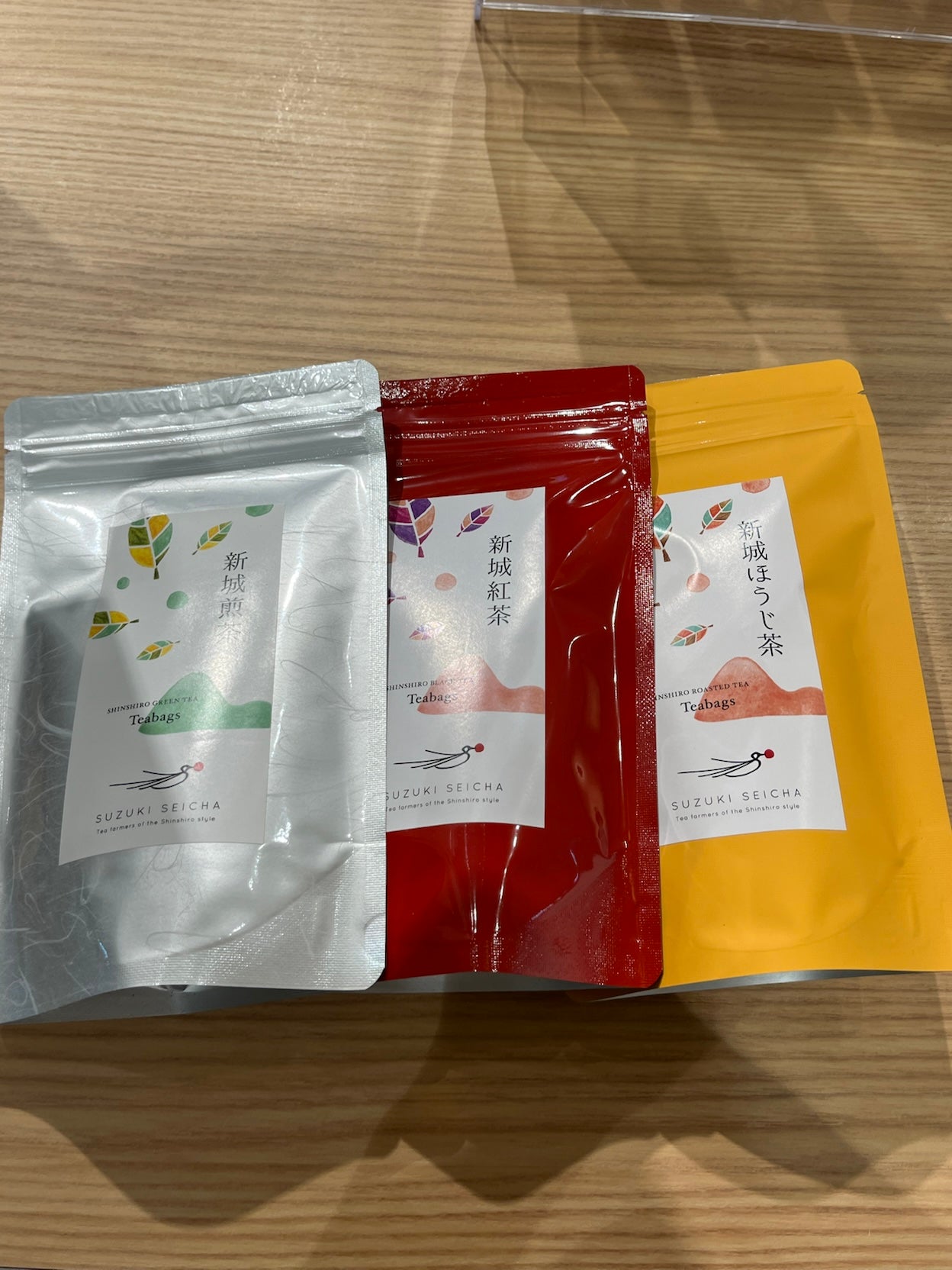 鈴木製茶・新城ほうじ茶・新城紅茶・新城煎茶　税抜1,000円/税込1,080円