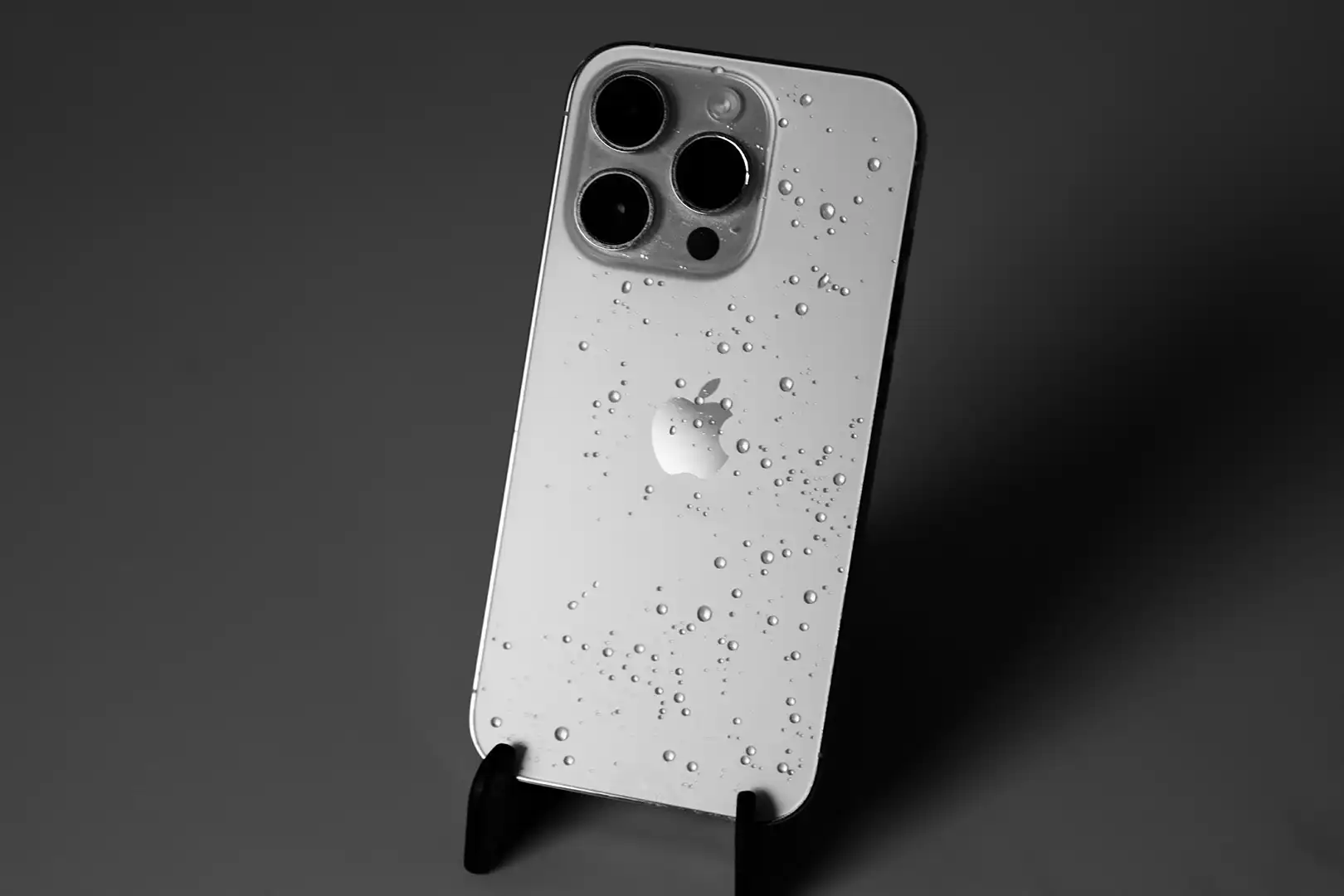 夏の水没トラブル急増中！iPhoneが濡れたらご相談ください