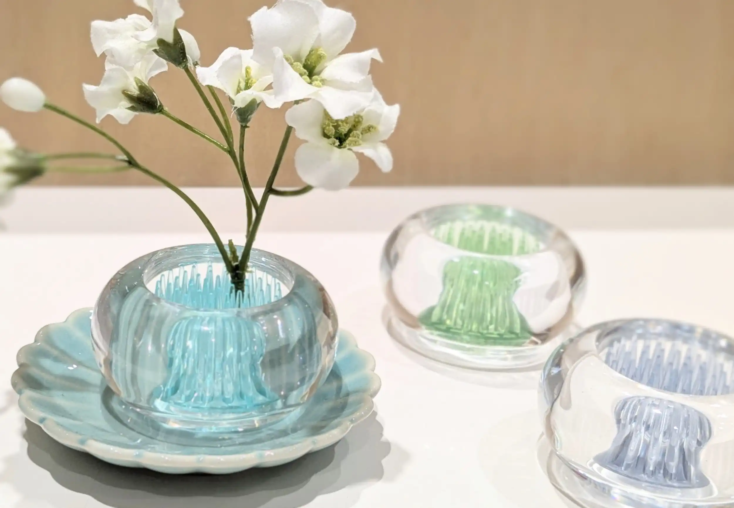 道端の野花を生ける小さな花器