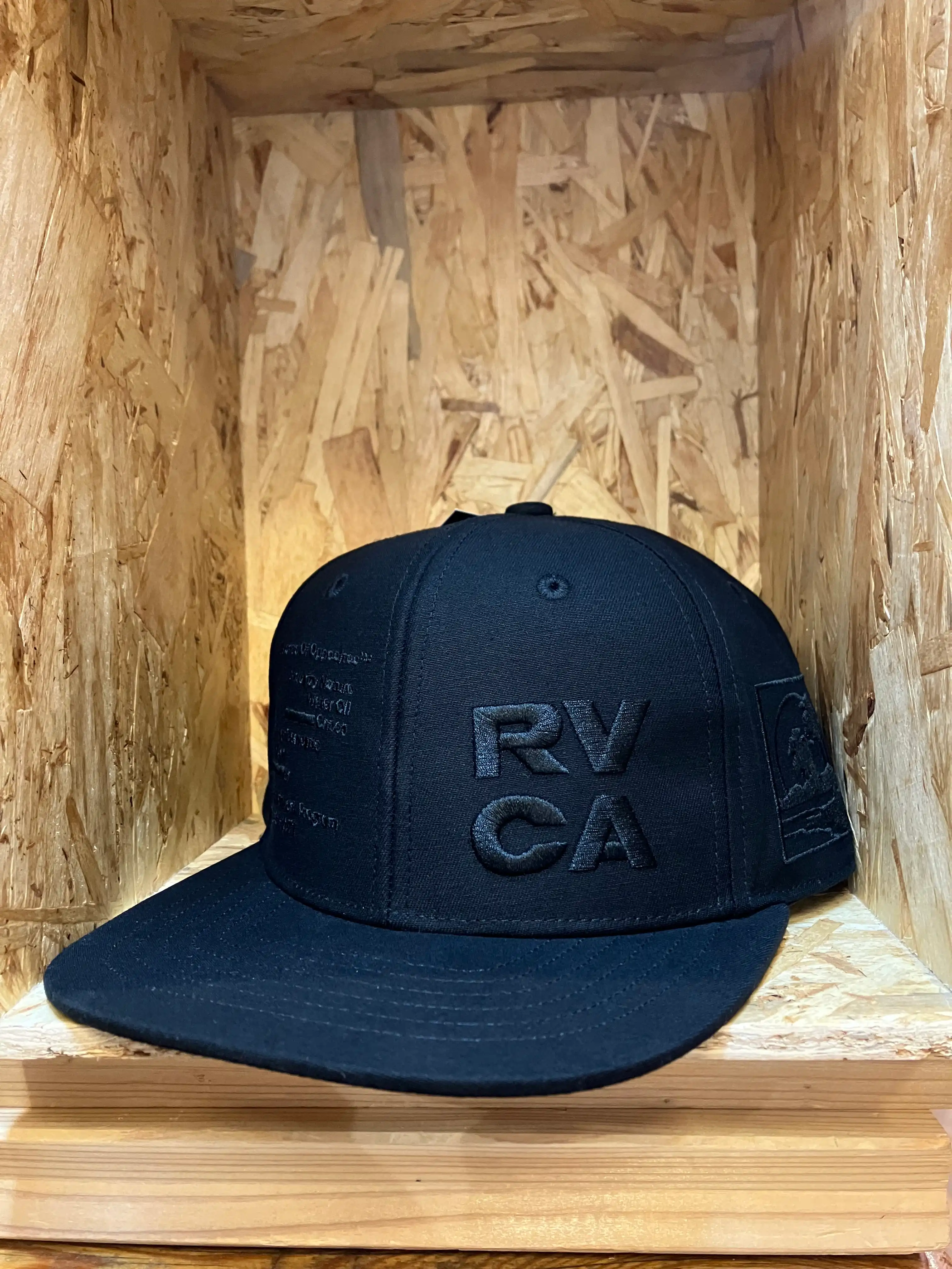 【gifthat別注 RVCA TWILL SNAPBACK】