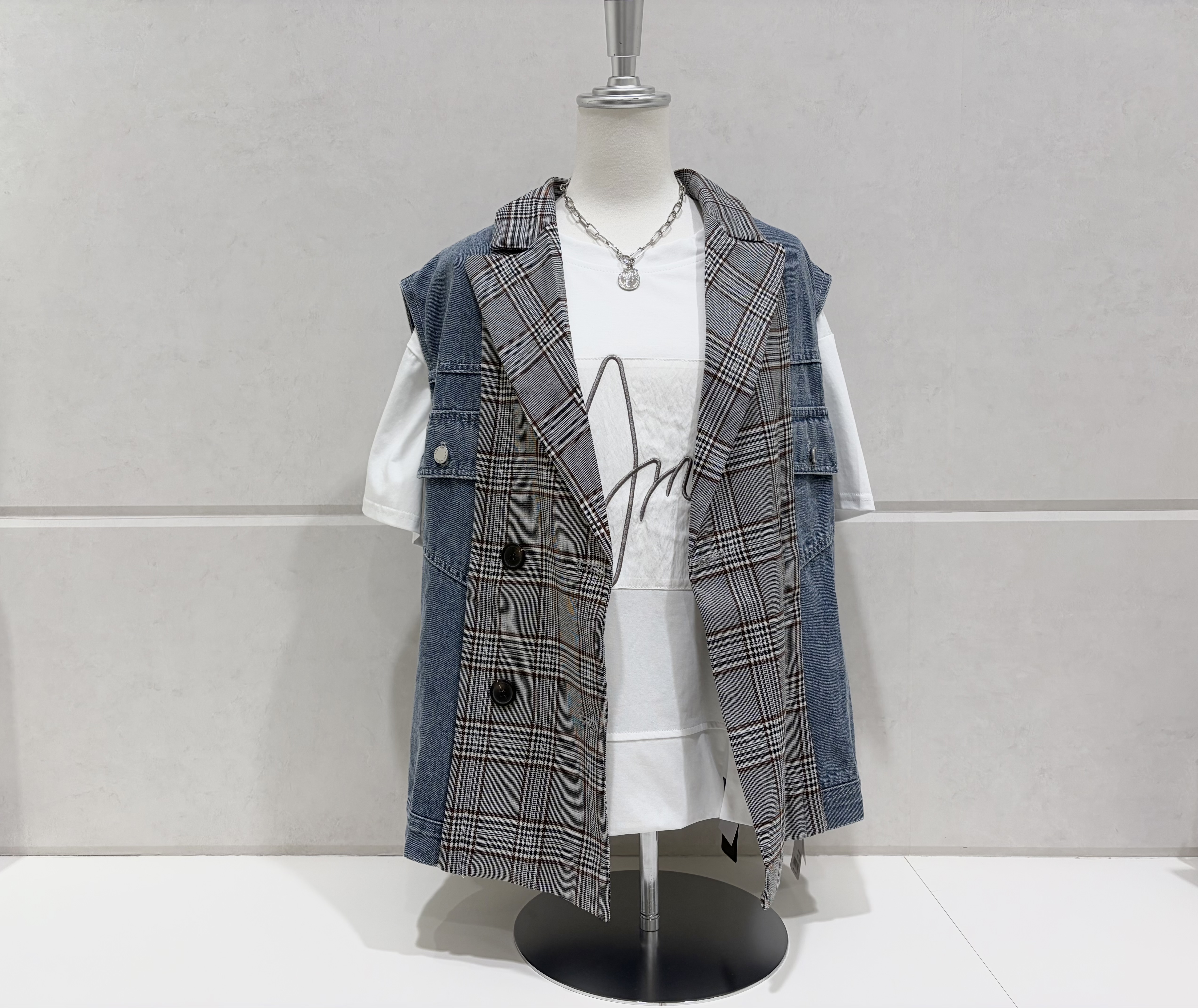 デニム×チェックの切替デザインが可愛い主役ベスト♪