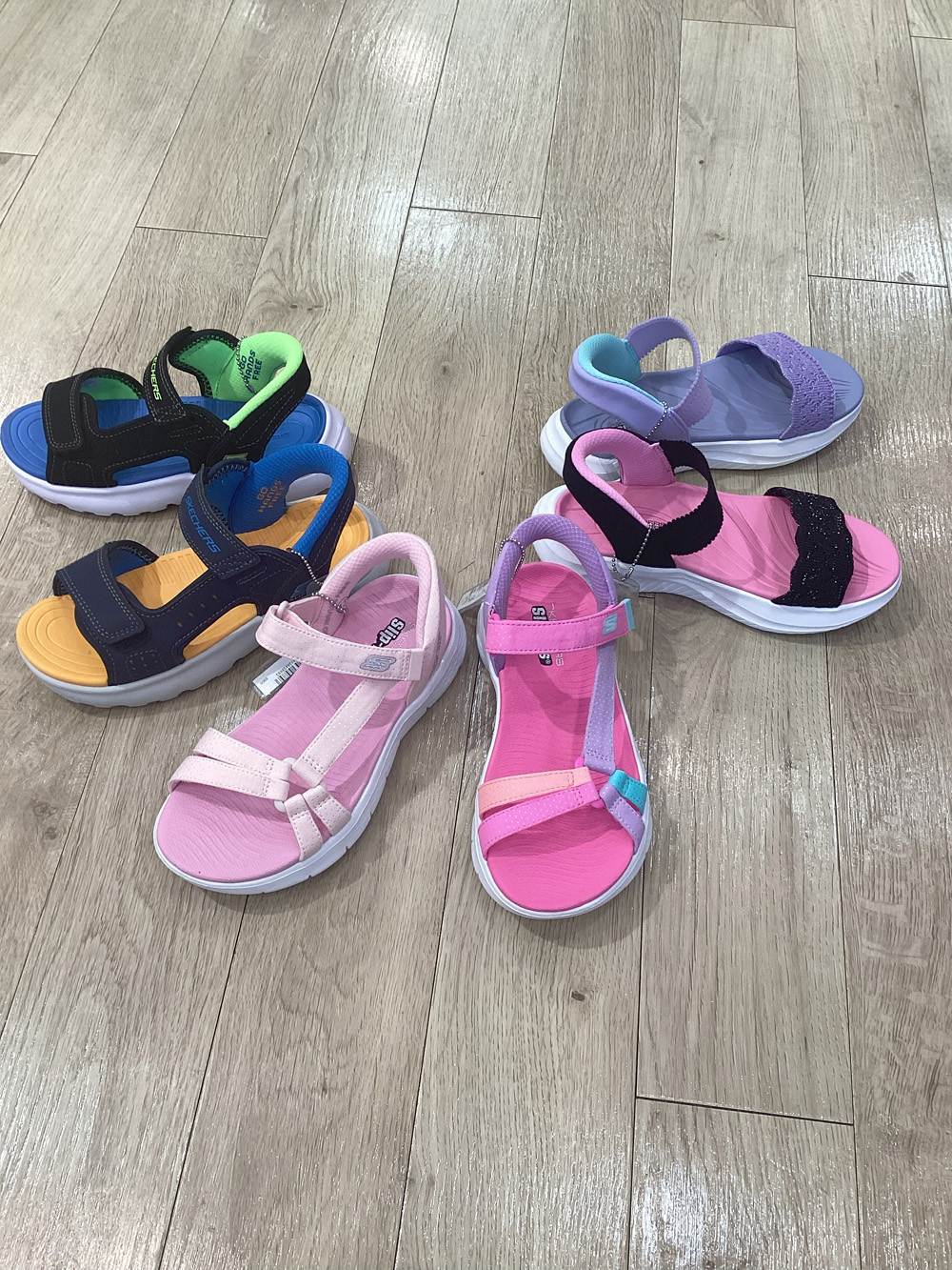 キッズスケッチャーズサンダル入荷しました！