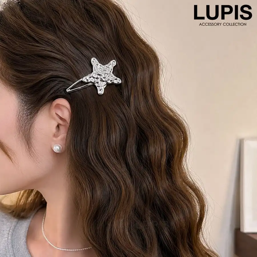 ワンポイントで可愛い！メタルスターヘアクリップ