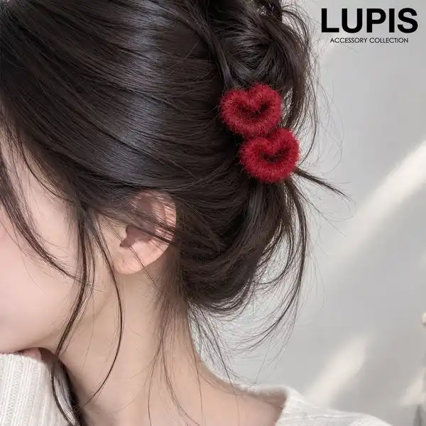 毛糸を巻き付けたようなデザインのハートヘアピン