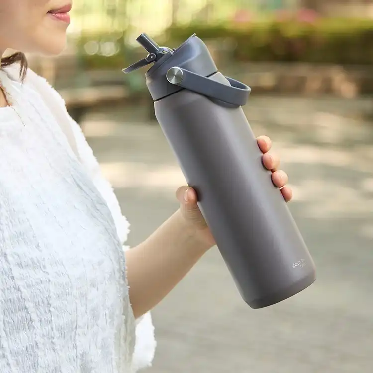 前を向いたままスマート水分補給。食洗機対応のステンレス保冷ボトル