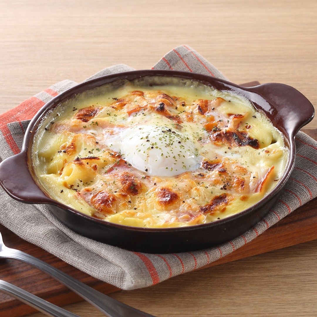 【焼き立てパン食べ放題付き】とろけるたまごとベーコンのカルボナーラ風グラタン　[平日]本体価格1,490円（税込1,639円）、[土日祝]本体価格1,590円（税込1,749円）