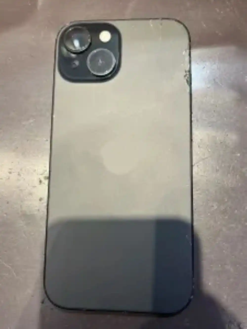 【iPhone15修理も受付】背面ガラスが割れた大ピンチ…お買い物中にデータそのまま解決!