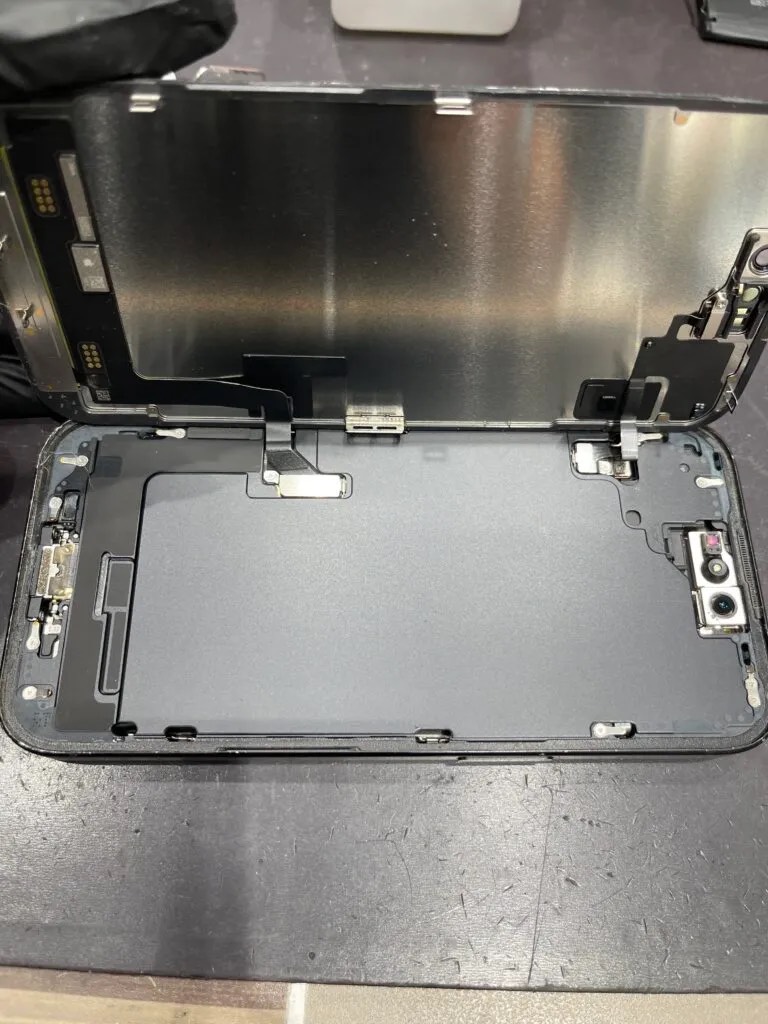 裏で通知音だけなってる液晶真っ暗のiPhone15の液晶画面修理も当店へおまかせ！