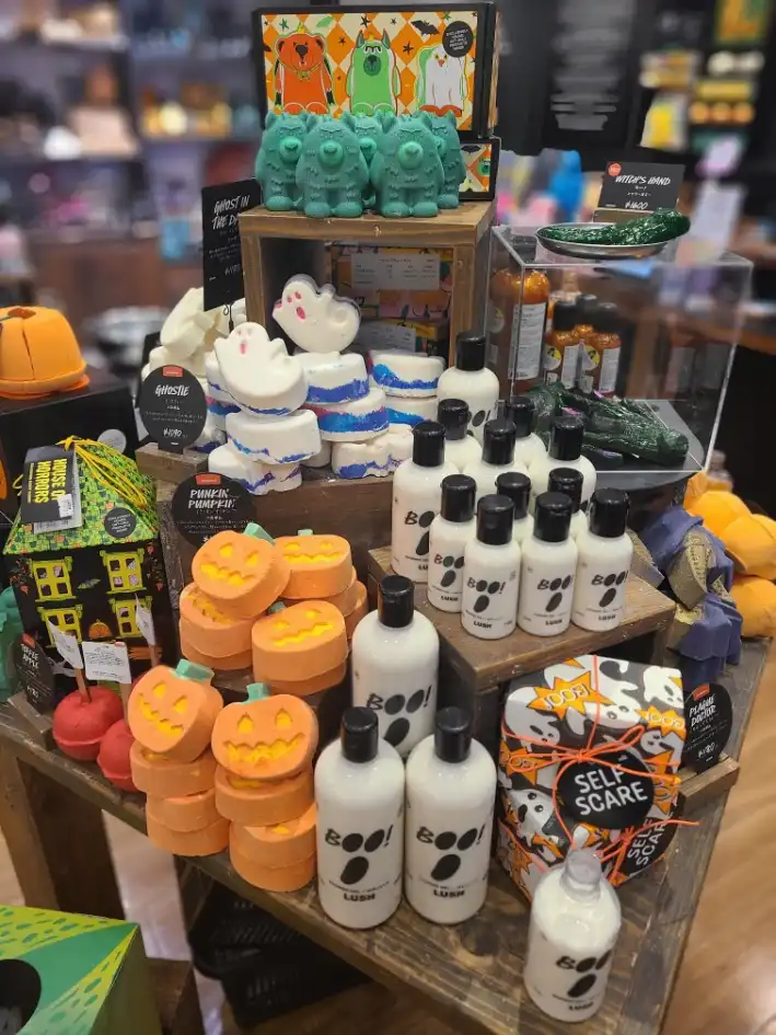 バスタイムが魔法のパーティーに！LUSHの愉快でポップなハロウィン限定アイテム