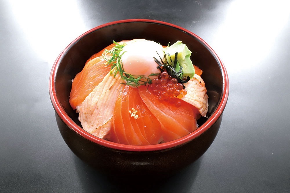 生サーモン丼：税込1,857円（販売期間 9/1～11/30）