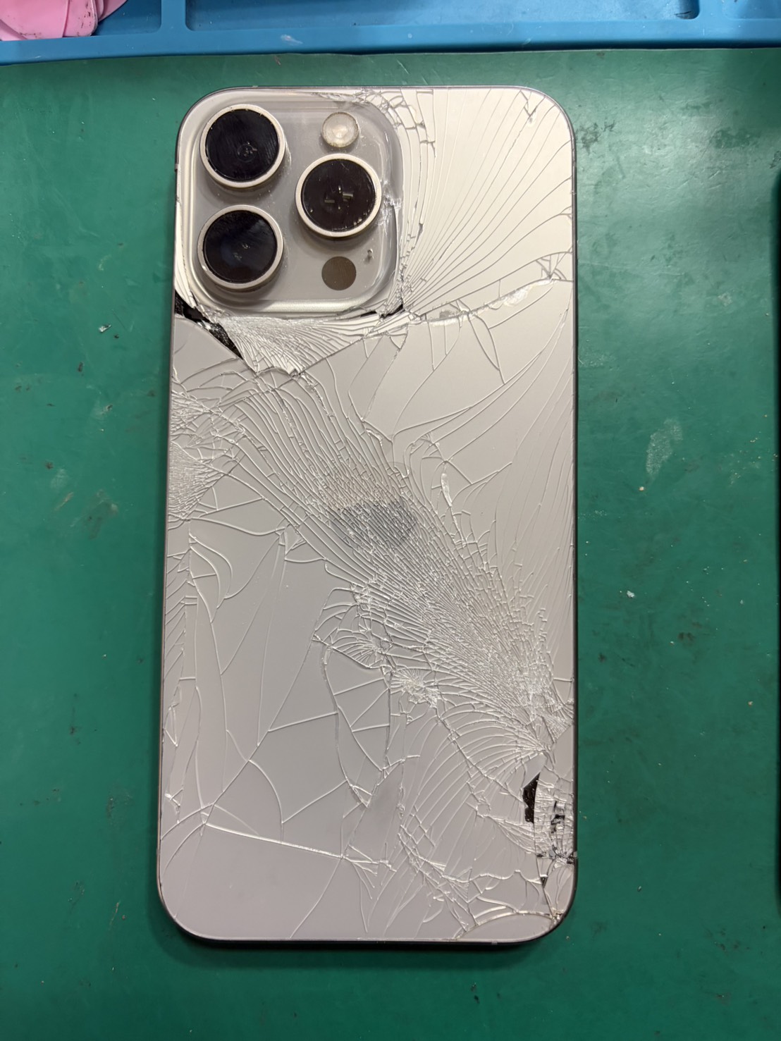 ニュース｜ショップニュース｜iPhone15ProMaxの背面修理も当店にお任せ