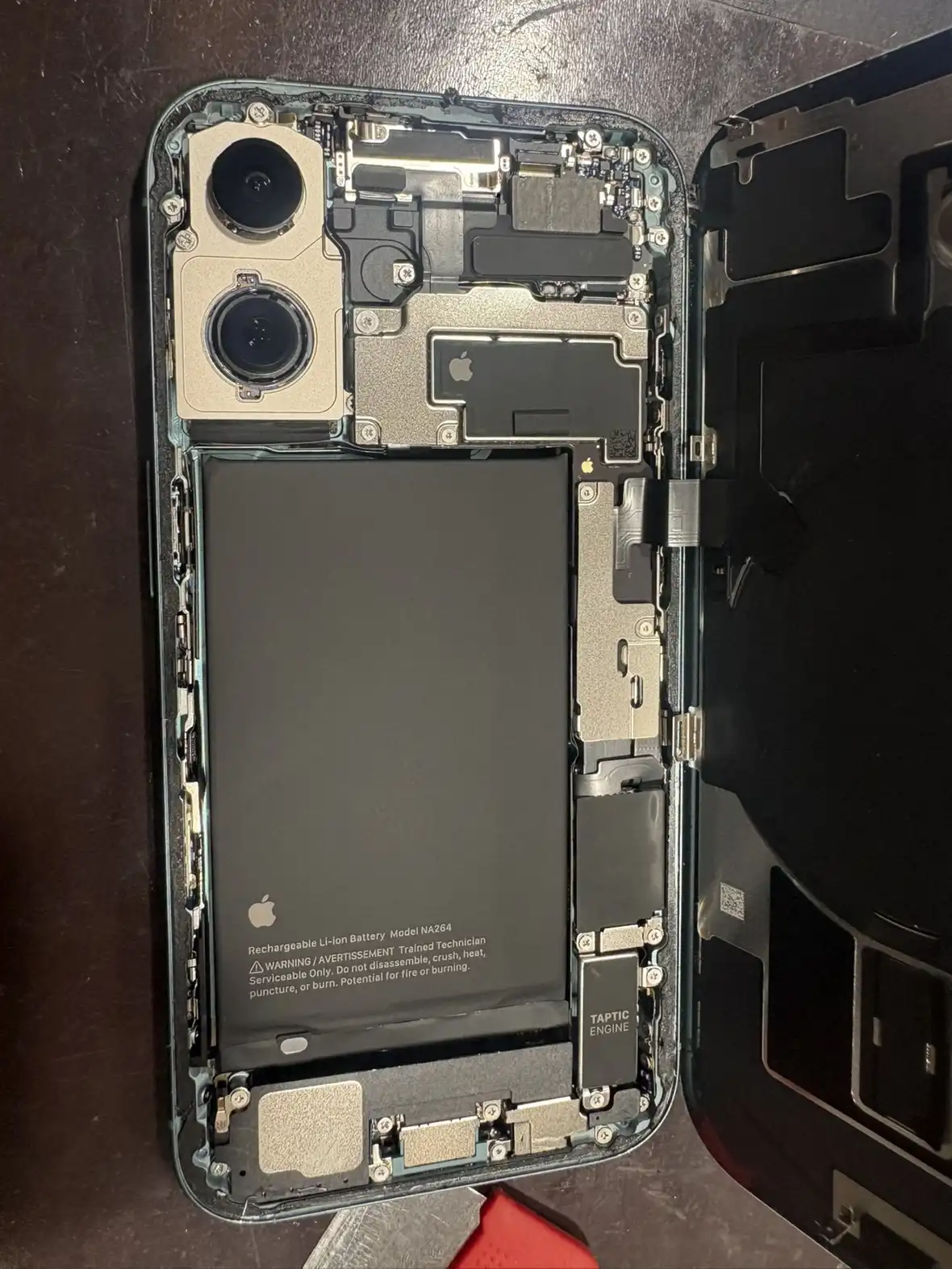 液晶漏れを起こしてしまったiPhone16の液晶交換修理