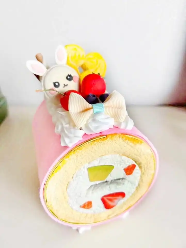 こども夏休みスイーツデコ教室 《フルーツパステルロールケーキの貯金箱》