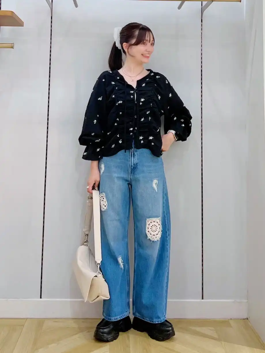 ギャザー×花柄が目を惹くデザインブラウス♡
