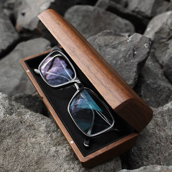 木のぬくもりで覆うおしゃれなメガネケース「GlassesCase Classy」