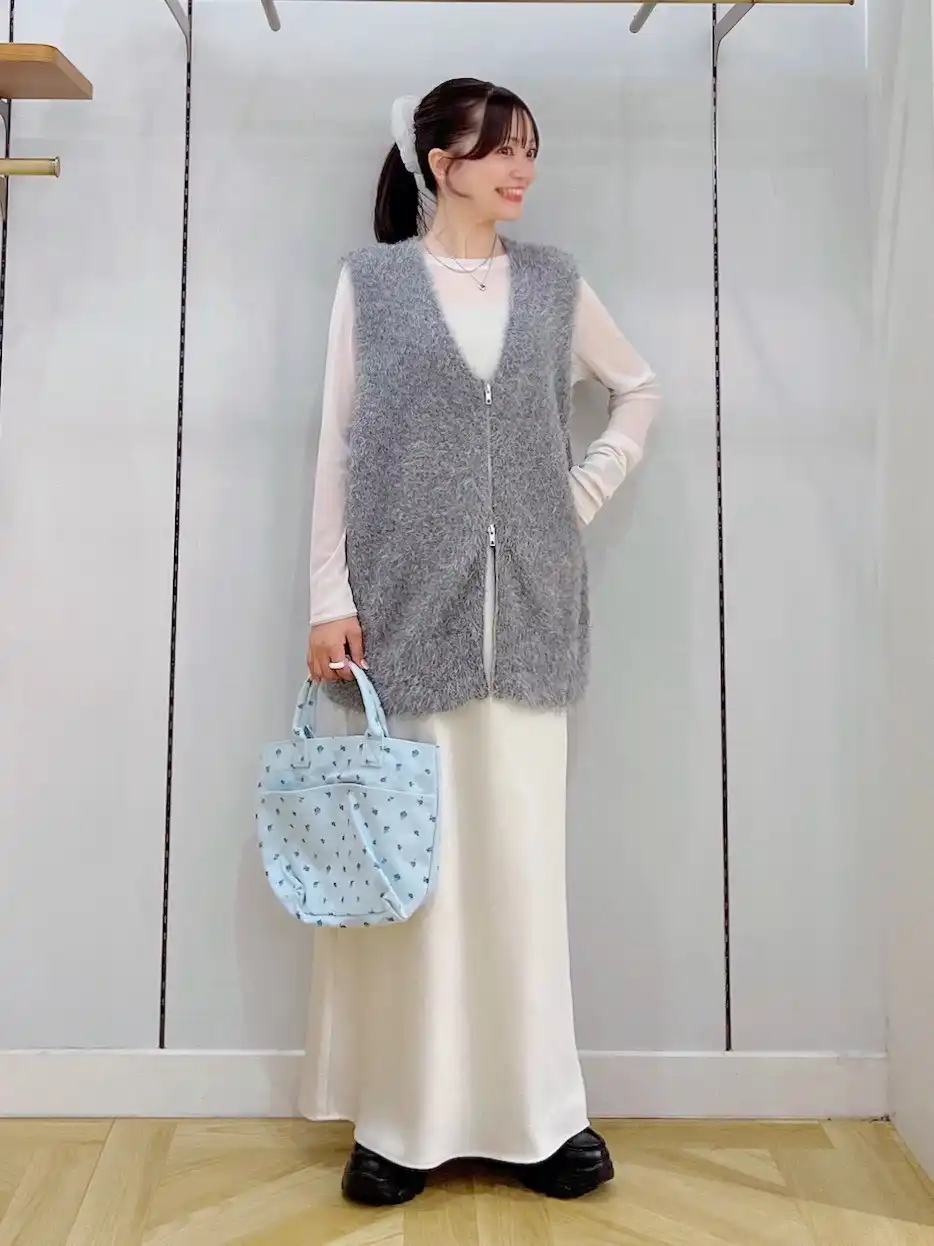 ふわふわのシャギー素材が可愛いロングベスト♡