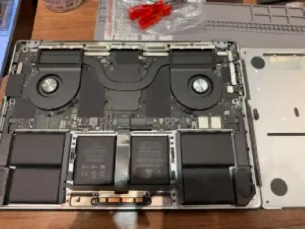 【MacBook修理も受付】バッテリー劣化の大ピンチ…お買い物中にデータそのまま解決!