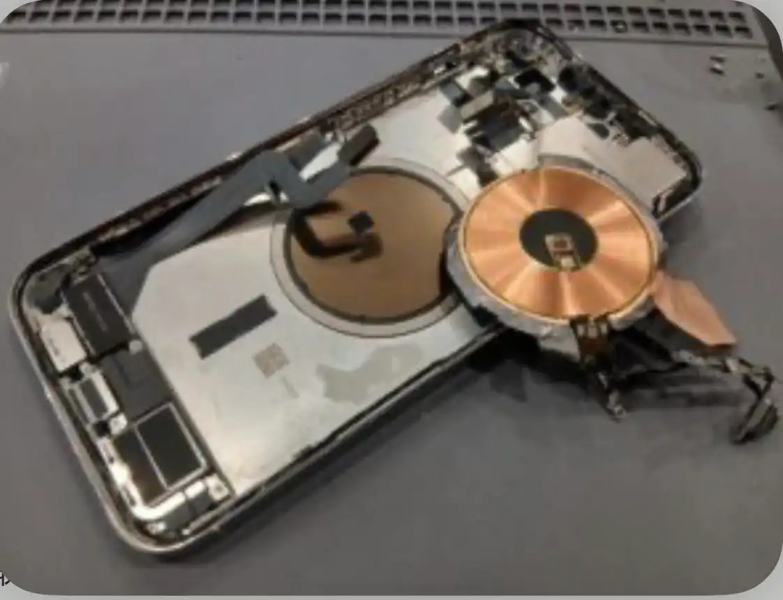 背面充電ができなくなったiPhone14ProMax充電コイル修理も当店へおまかせ!