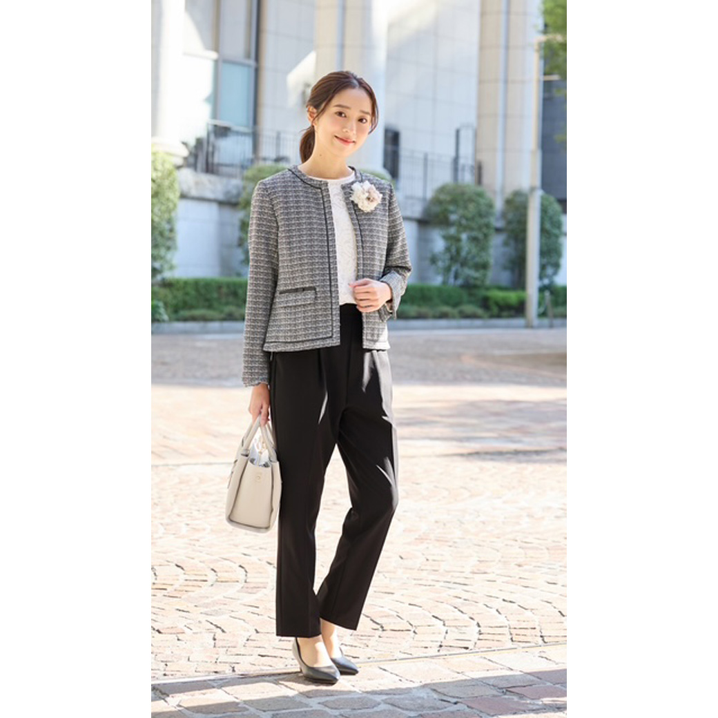 華やかなツイード生地にパイピングデザインが高見えするジャケットです！