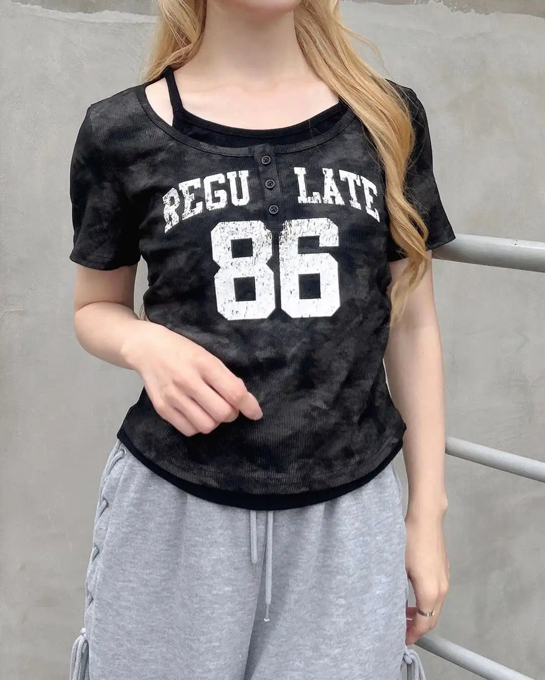 1枚で旬見え♡ヘンリーネックレイヤードトップス