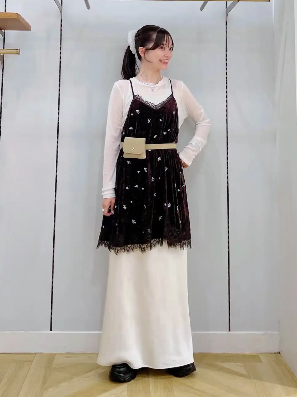 ベロア素材に刺繍を施した、華やかなミニワンピース♡