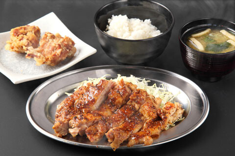 親子丼と鶏料理 鶏山賊