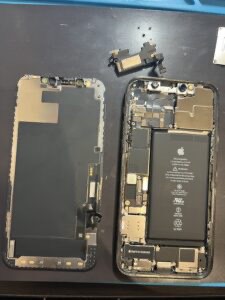 液晶漏れしちゃっているiPhone12Proの画面交換も当店にお任せ!