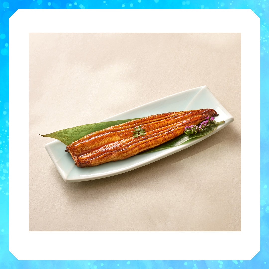 ①うなぎ長焼き　1枚 本体価格1,850円（税込1,998円） 丁寧に焼き上げた肉厚でふっくらとした国産うなぎの美味しさを、甘すぎないこだわりのタレが際立たせます。
