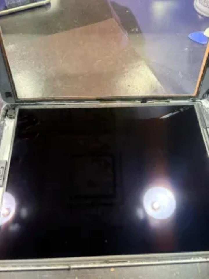 音は鳴っているけど液晶が真っ暗な状態のiPad8の液晶画面修理も当店へおまかせ!