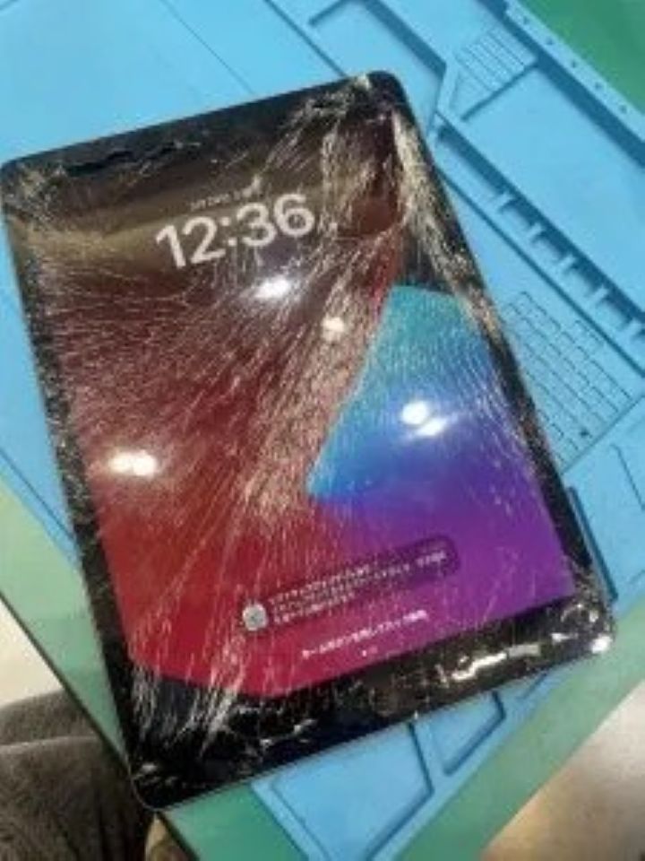 激しく割れたiPad8のフロントガラス修理も当店へおまかせ！