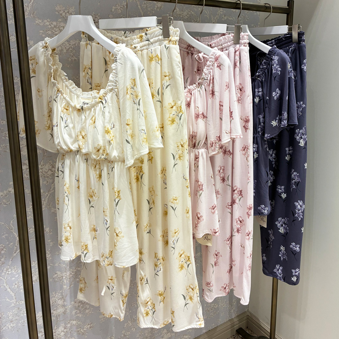 【TOPS】フラワー柄カップインプルオーバー 【PANTS】フラワー柄ロングパンツ