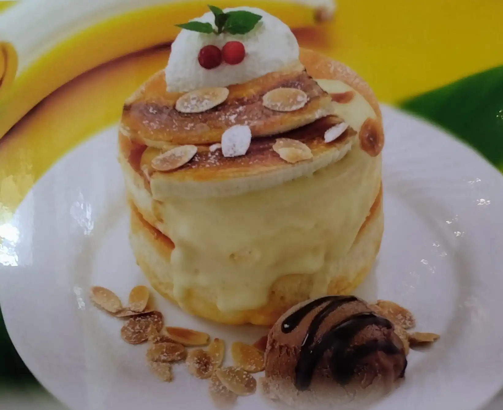 バナナブリュレとカスタードのスフレパンケーキ～チョコアイス添え～