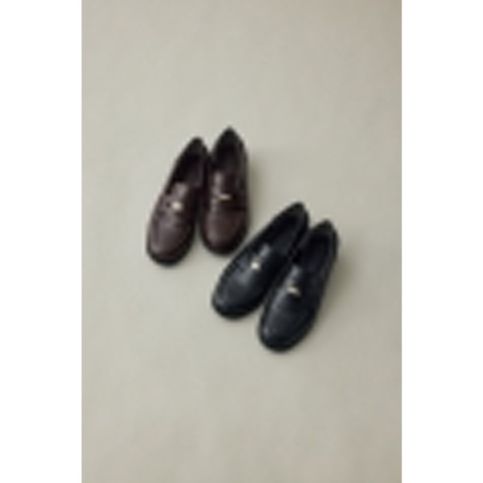 カジュアルにもキレイめなシーンに使っていただける、トレンドのコインローファー。