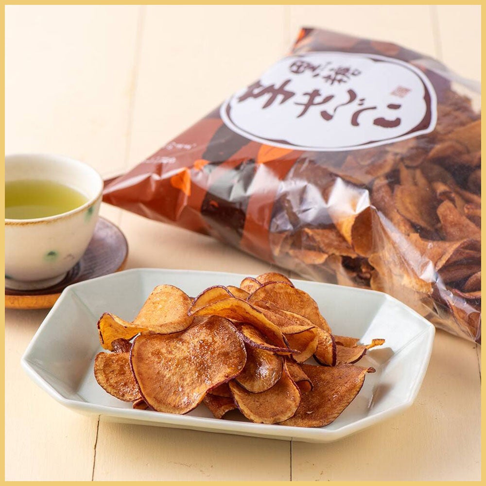 黒糖芋せんべい 税込価格580円 国産さつまいもの旨みと、コク深い黒糖の甘みが重なる至福の味わい