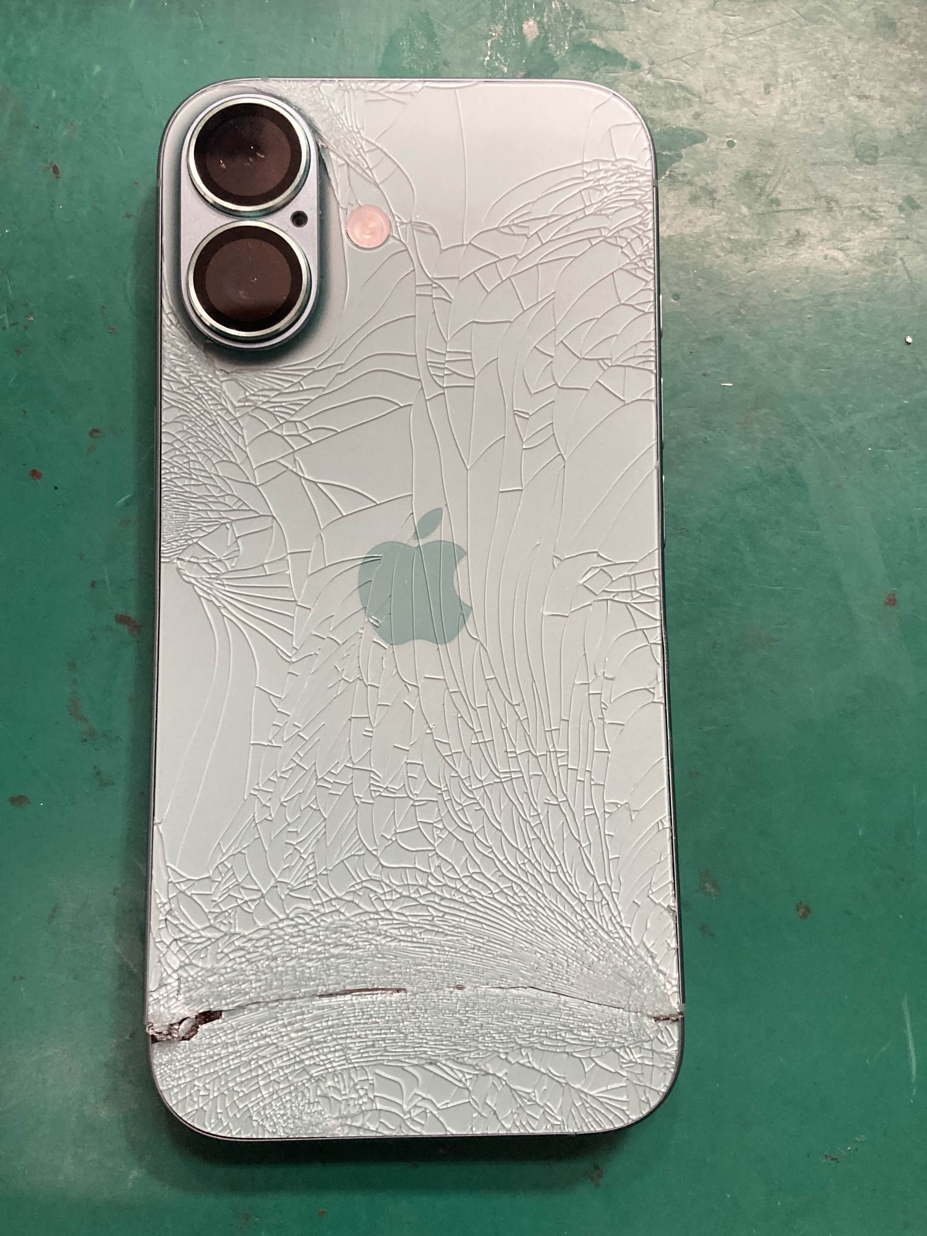 iPhone１６背面破損・フレーム交換修理｜奇跡的にデータ生還