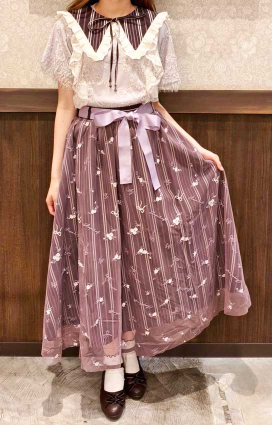 ❚ 刺繍チュールストライプ柄スカート	本体価格7,500円（税込8,250円）