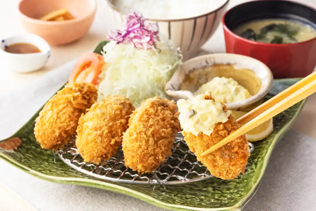 広島県産の牡蠣を、サクッとジューシーに揚げます。