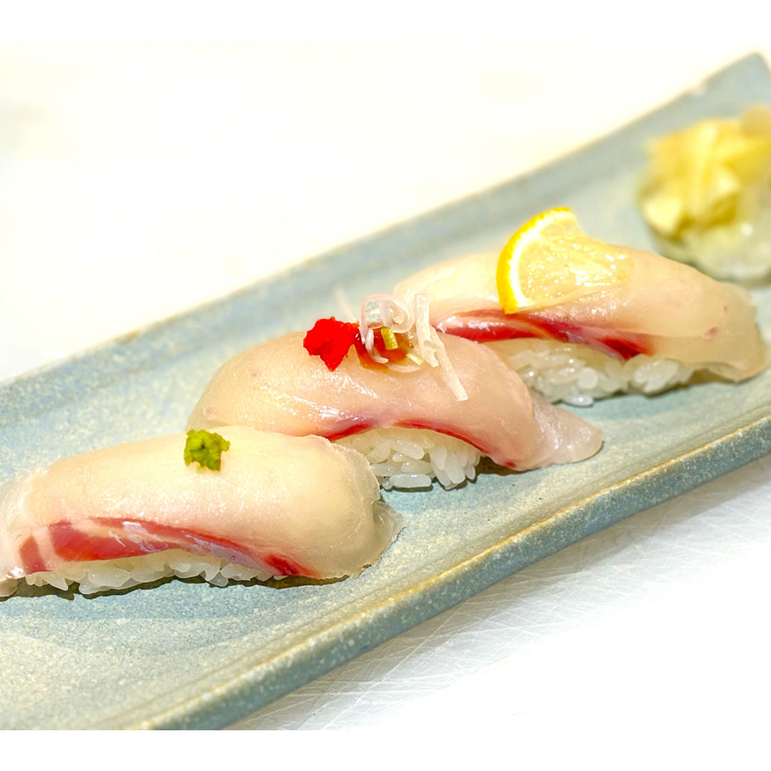 旬の真鯛3貫（わさび、ポンズともみじおろし、塩レモン）