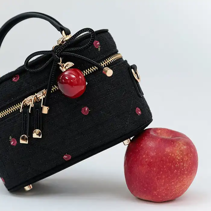 【Cherry ＆ Apple Collection】チャーム付き刺繍キルティングバニティバッグ（品番：FB38355）  