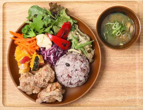 鳥〇食堂×タニタカフェ