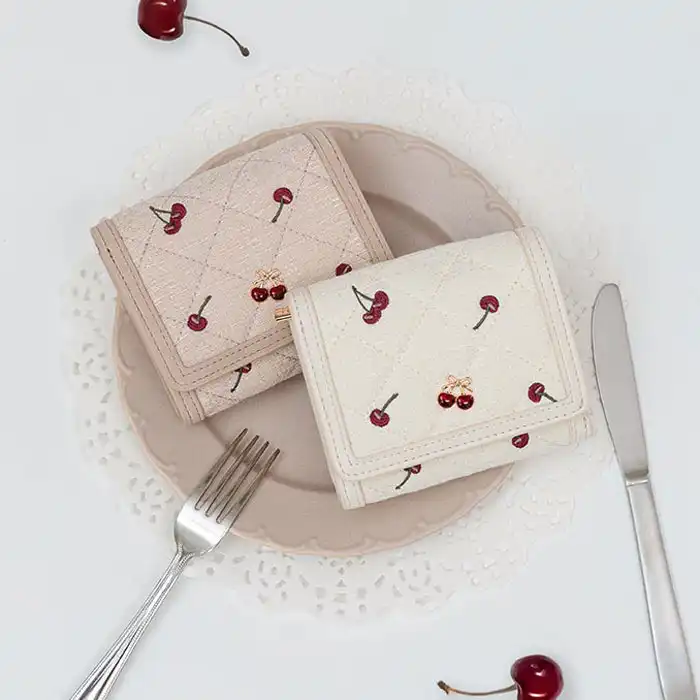【Cherry ＆ Apple Collection】キルティング三つ折りウォレット（品番：FW38354）