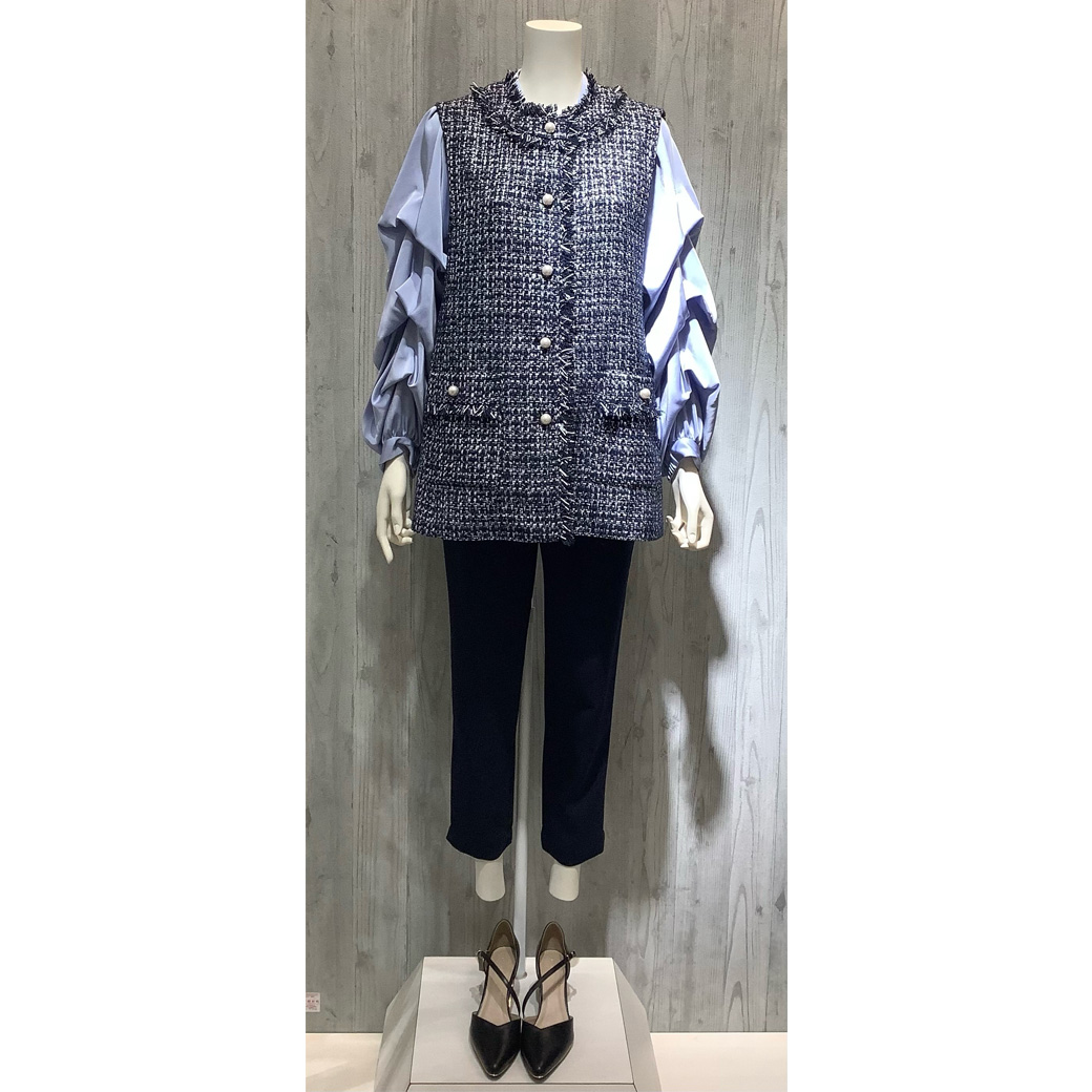 今年トレンドのツイードを取り入れたジレに、袖が華やかなブラウスを合わせて、フェミニンさをプラス！