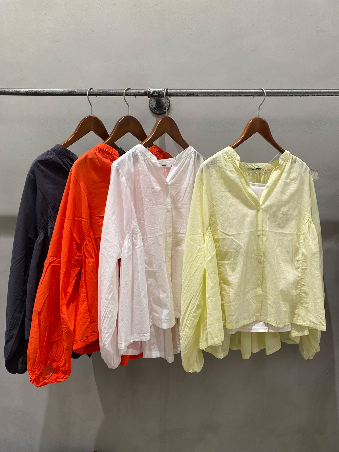 新作の春のブラウスが登場！