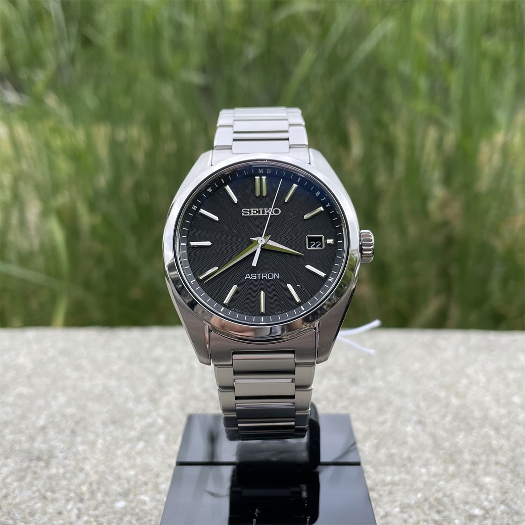 SEIKO ASTRON シンプルなデザインのソーラー電波モデル