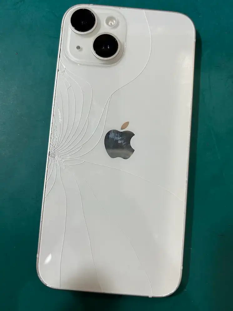 iPhoneの背面割れ修理も対応しております！