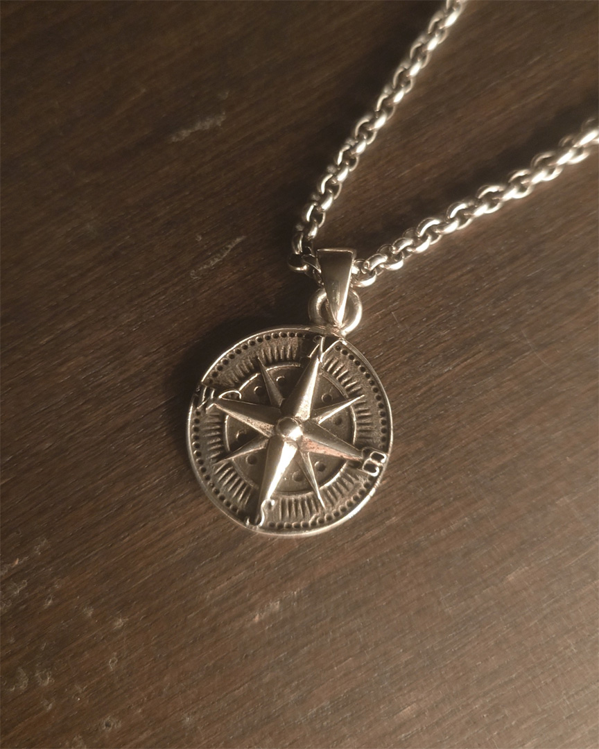 シルバーコンパスモチーフTOP