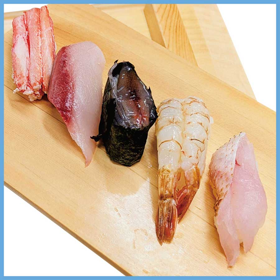 北陸名物5点盛(のどぐろ・ガスエビ・生ホタルイカ・ゆでずわいがに、白身昆布〆)　本体価格1,273円(税込1,400円)