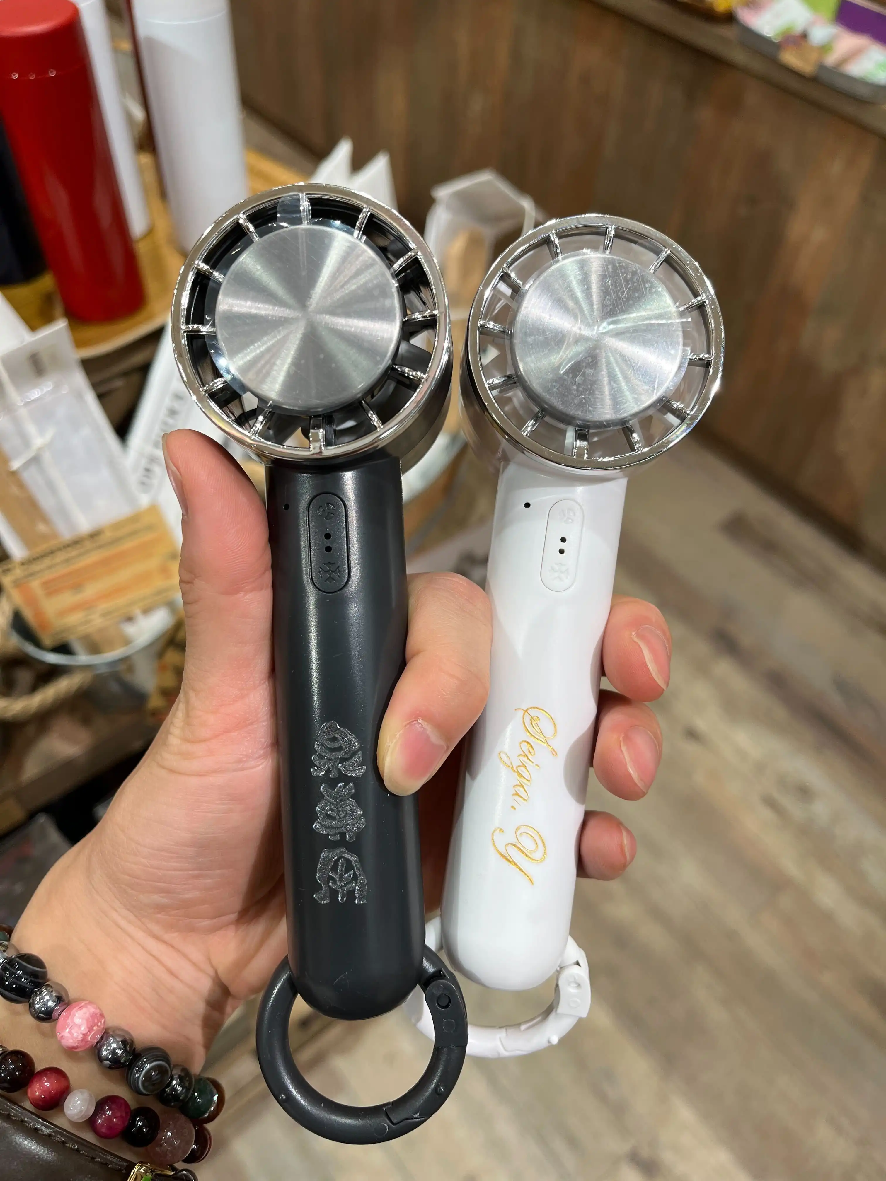 夏の外出のお供に!冷却プレート付きハンディファン☆
